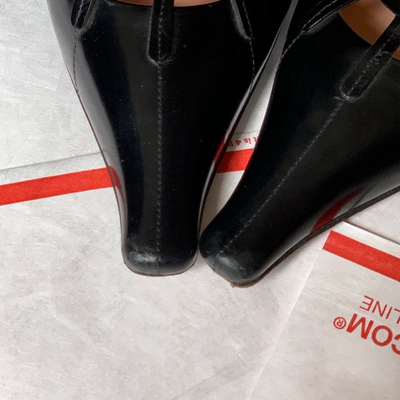 Prada | Rounded Pointed Toe Black Heels - Picture 5 of 8